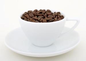 El café es una de las mejores fuentes de cafeína. Es difícil no osbtante para a tomarse un café en medio de una maratón.